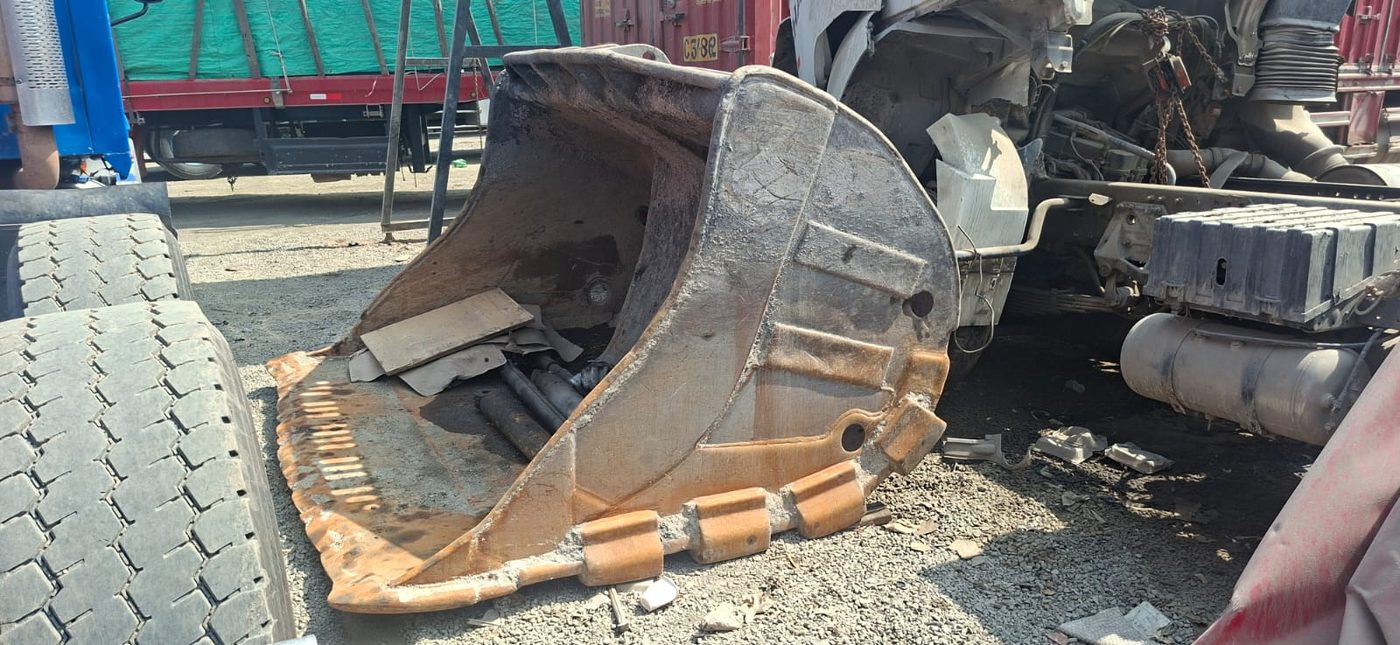 Cuchara de excavadora desgastada y deformada, antes de la reparación