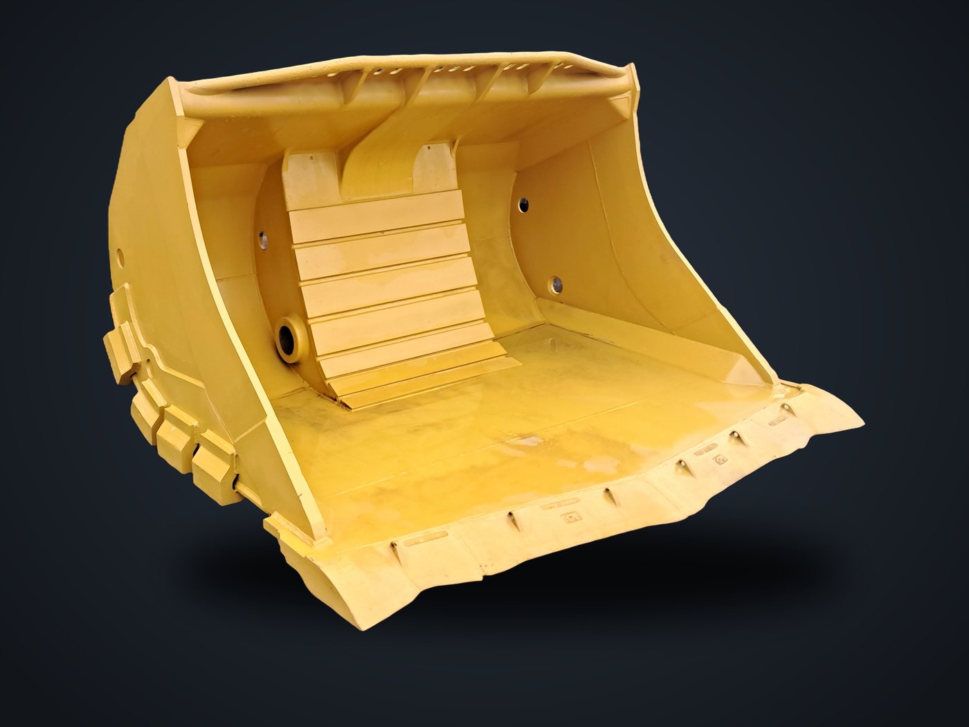 Cuchara para Scooptram R1600 reparada con planchas Hardox 500 y pintada, lista para entrega