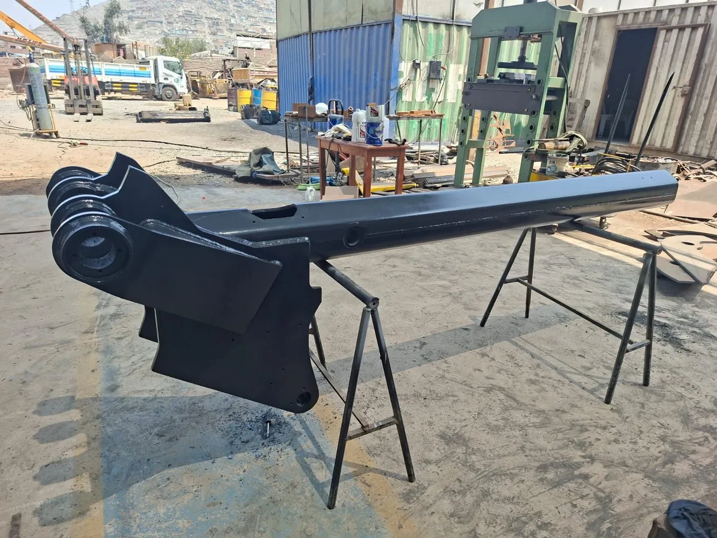 Brazo estructural de maquinaria pesada fabricado en planta
