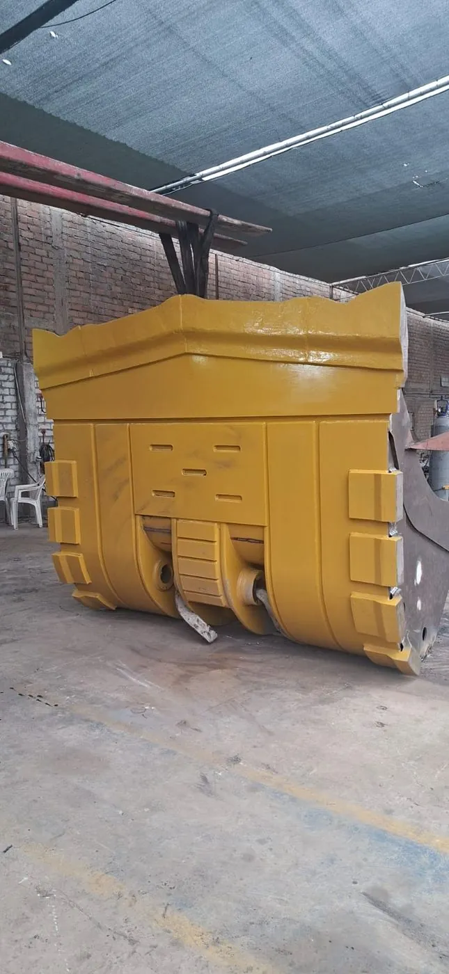 Cuchara de excavadora reconstruida y pintada en planta