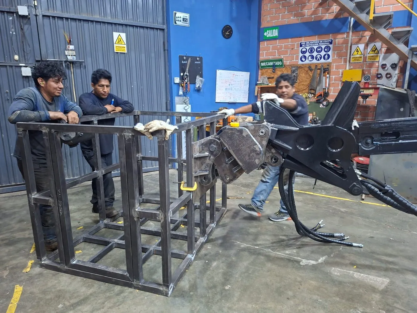 Equipo de MARK CT soldando una estructura metálica en planta